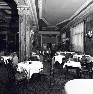 Corps de bâtiment E, rez-de-chaussée, salle de restaurant Eb : vue d'ensemble prise vers l'ouest.