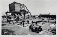 Port St Louis du Rhone (B du Rh). Le canal et le pont  bascule. [Vue frontale du pont dans les annes 1930].