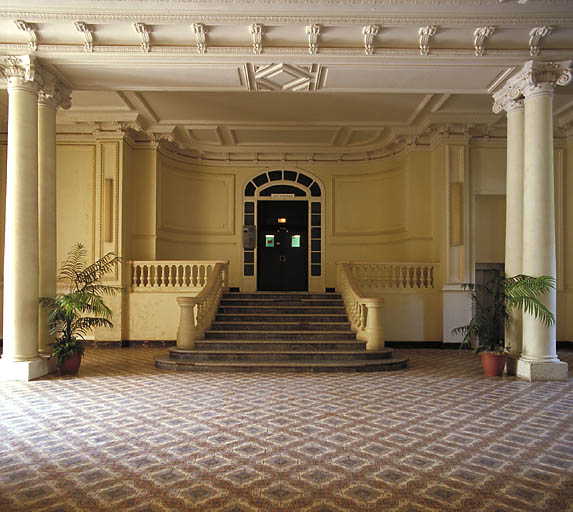 Vestibule. Accs aux salons du rez-de-chausse surlev.