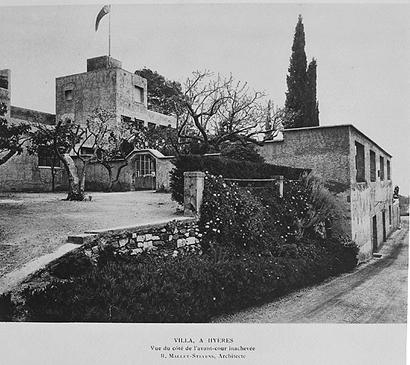 Logis initial. Vue d'ensemble prise depuis l'entre du jardin clos.