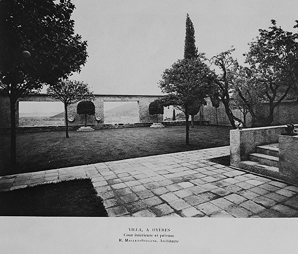 Le jardin clos. Vue d'ensemble depuis l'entre de la ville.