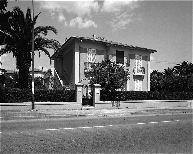 Villa des annes 1930 avec dcor de moulures et ferronnerie.