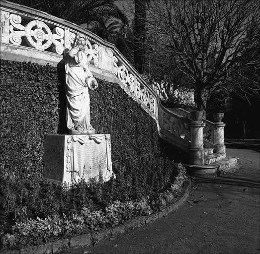 Escalier de communication entre la villa et le jardin. Devant, statue et stle provenant du tombeau de Valbelle.