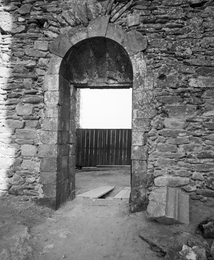 Eglise 1. Intrieur, mur est, porte.