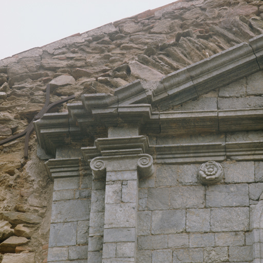 Mur d'enceinte, front sud, porte, partie suprieure : dtail.