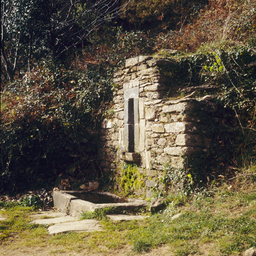 Fontaine du chemin de la Mle, vue oblique.