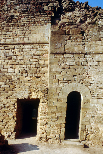 Eglise 1. Intrieur, mur nord, porte de communication avec le grand clotre et la sacristie.
