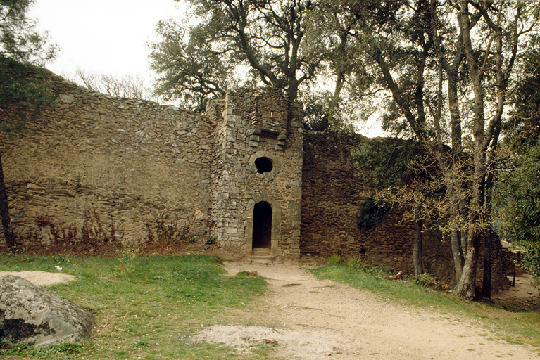 Mur d'enceinte, front nord, section centrale avec poterne et bretche.