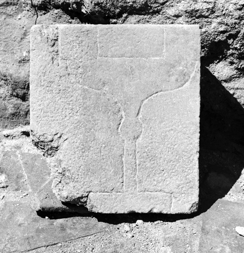 Logis du prieur, partie est, pierre grave trouve au cours de fouilles.