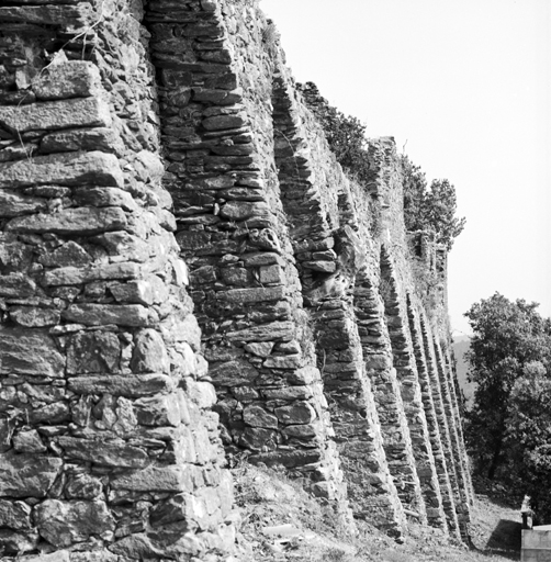 Mur d'enceinte, front est, vue en enfilade prise du sud.