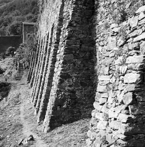 Mur d'enceinte, front est, vue en enfilade prise du nord.