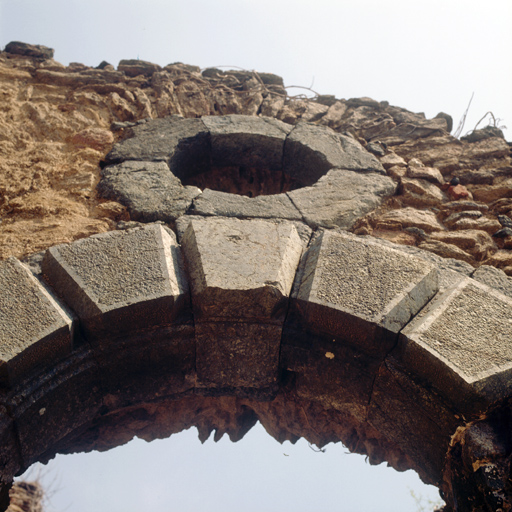 Logis du prieur, lvation sud, porte, oculus.