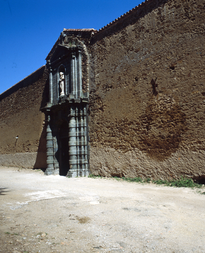Mur d'enceinte, front sud, vue d'ensemble prise de l'est.