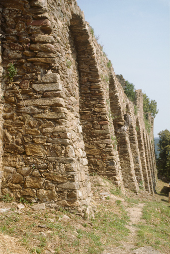 Mur d'enceinte, front est, vue en enfilade prise du sud.