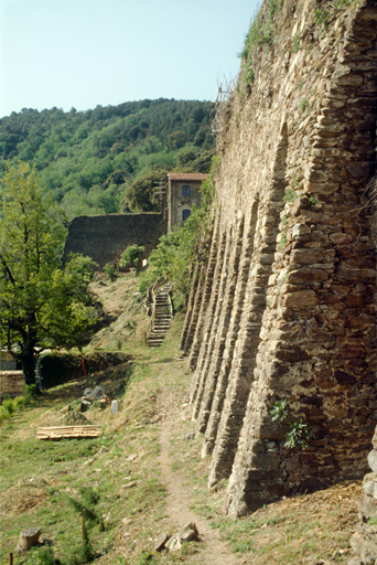 Mur d'enceinte, front est, vue en enfilade prise du nord.