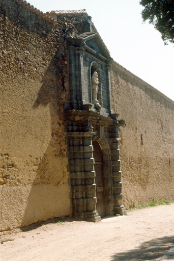 Mur d'enceinte, front sud, portail.