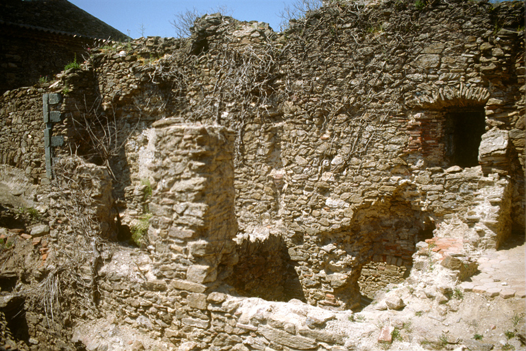 Logis du prieur, partie ouest, vue de volume prise depuis l'escalier.