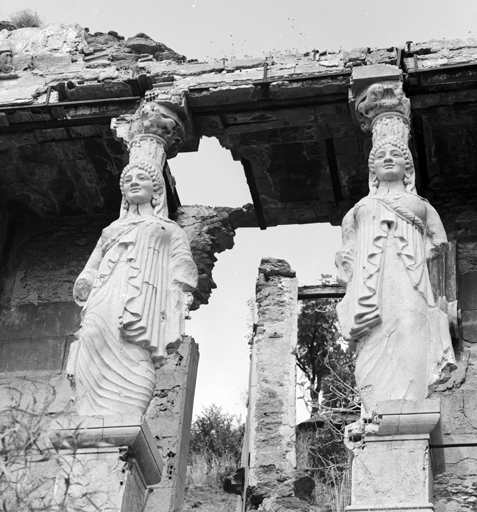 Temple de jardin dit temple d'Hercule. Les deux cariatides. Vue de face.