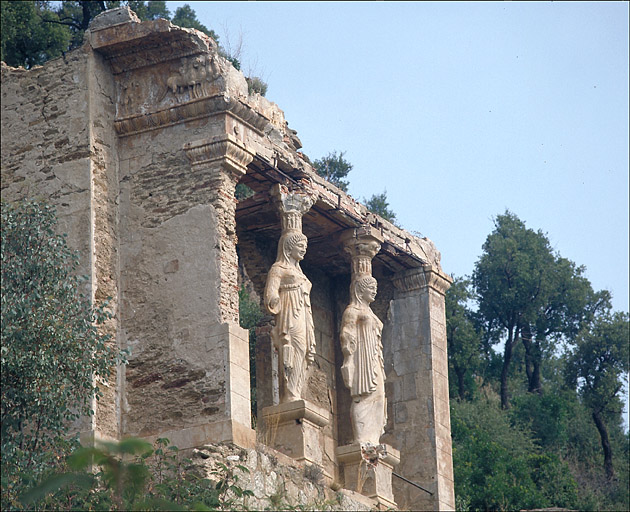 Temple de jardin dit temple d'Hercule. Vue d'ensemble avec le dpart de la frise sur la faade ouest.