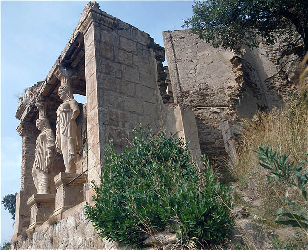 Temple de jardin dit temple d'Hercule. La faade sculpte et l'entre principale  l'ouest. Vue d'ensemble prise depuis l'ouest.