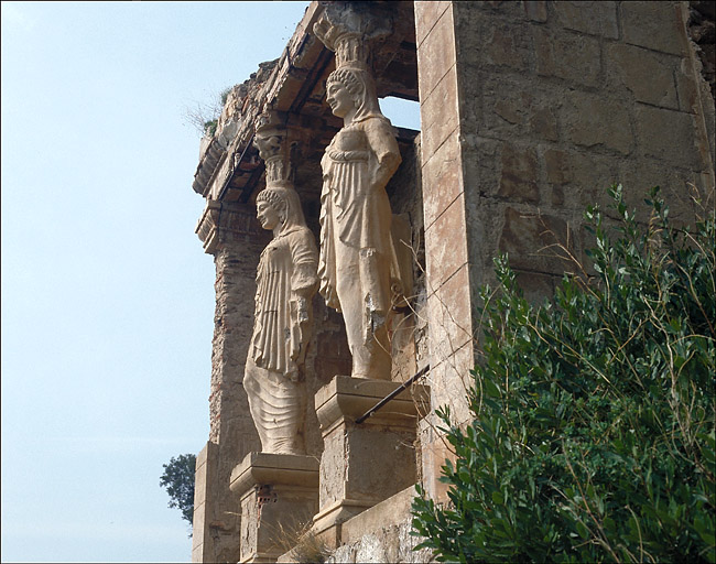 Temple de jardin dit temple d'Hercule. Les diffrences entre les deux statues. Diffrences dans le port de tte dans la posture du corps. Vue d'ensemble depuis l'est.