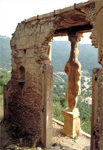 Temple de jardin dit temple d'Hercule. La cariatide est vue de trois-quarts, l'entre principale  l'est et les traces du plancher de l'tage au-dessus de la niche.