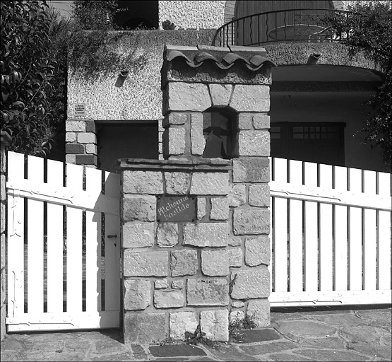 Le portail sur l'avenue de Provence. Dtail.
