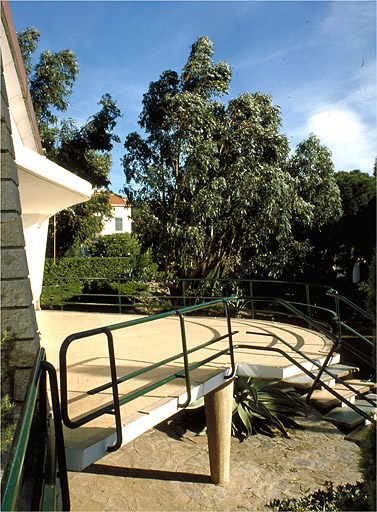 Vue de profil de la terrasse sur la faade sud, depuis l'ouest.