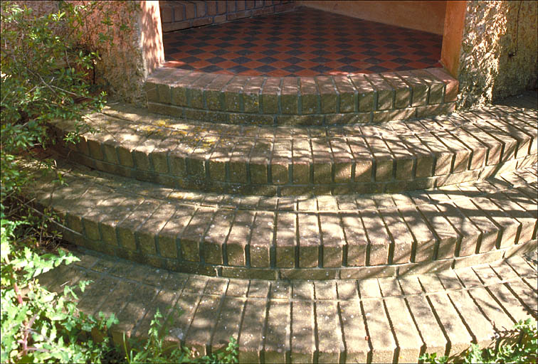 Dtail: les marches en brique de l'escalier du porche situ au nord.