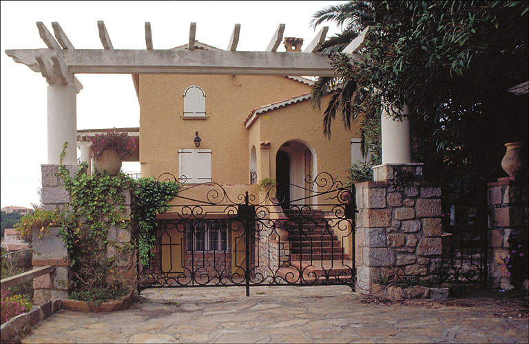 La pergola et le porche d'entre  l'arrire plan, depuis le portail.