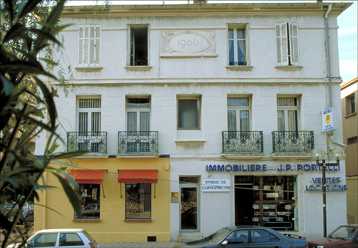 Immeuble dat de 1906, ayant servi de mairie. Faade sur avenue des Martyres. Architecte inconnu.