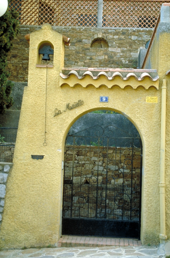 Le portail sur l'avenue Marius Dori. Dtail.