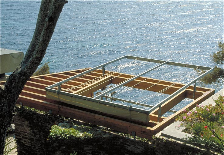 La pergola en bois situe  l'ouest, au dessus de la terrasse du premier tage de soubassement, depuis le nord.