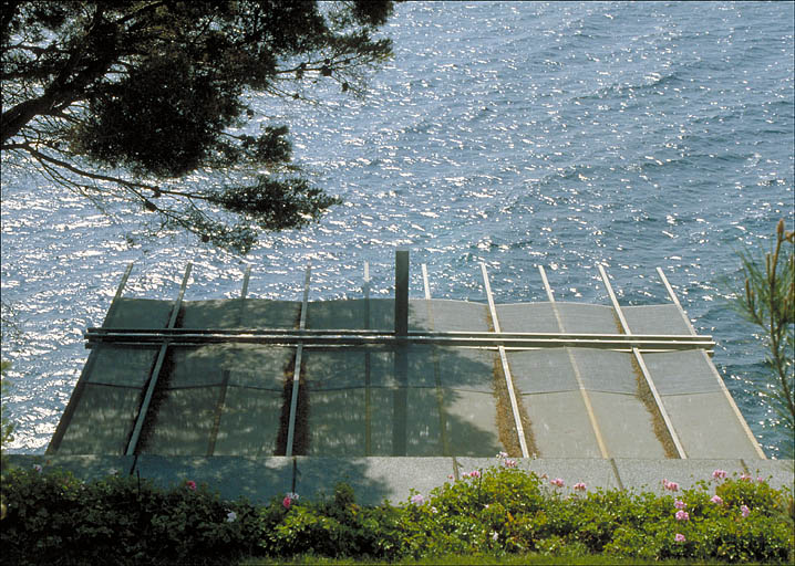 La pergola mtallique au dessus de la terrasse du premier tage de soubassement, depuis le nord.