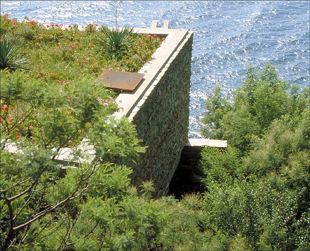 Le jardin amnag sur la dalle de ouverture du porche, depuis le nord.