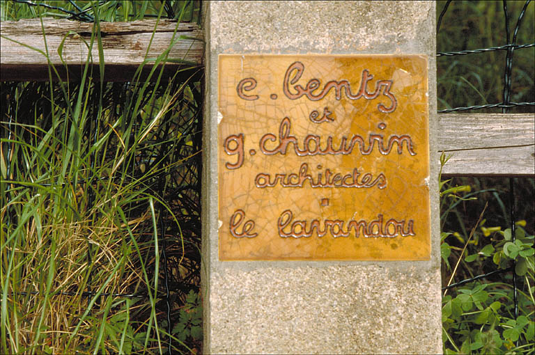 Plaque d'architecte: Etienne Bentz et Gaston Chauvin architectes. Le Lavandou.