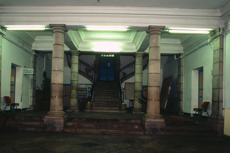 Vestibule et dpart de l'escalier.