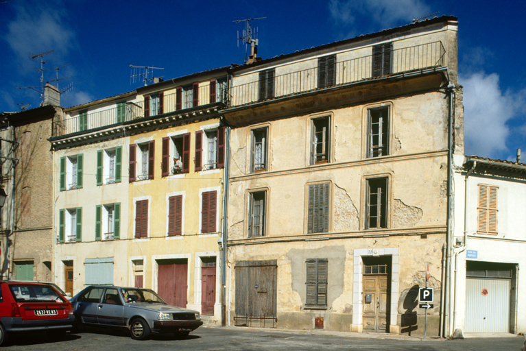 Maison, place d'Entrechaux (M1 455).