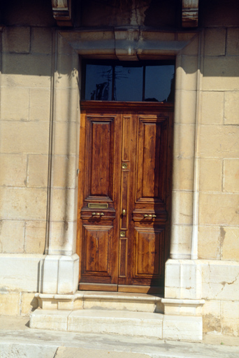 Maison, place d'Entrechaux (M1 569) : menuiserie de porte  panneaux frotement moulurs.