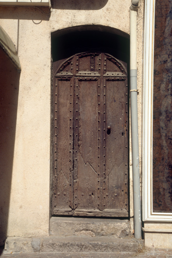 Maison, place du Rvelin (M2 932) : menuiserie de porte  rseau de moulures orthogonal et cloutage (remanie).