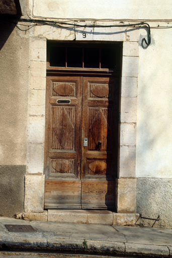 Maison, place d'Entrechaux (M1 566) : porte.