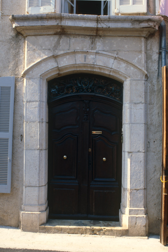 Maison, 1 rue de la Bourgade (M2 1350) : menuiserie de porte  panneaux chantourns.