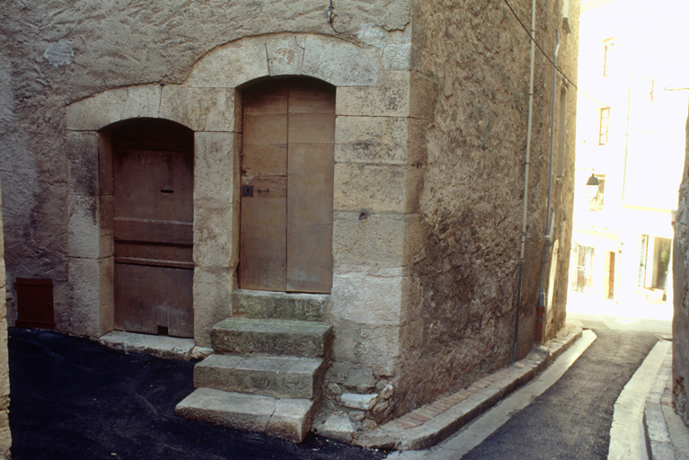Maison, rue Droite (M2 1431) : porte de la remise ( gauche) et porte du logis.