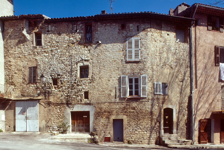Maison utilisant le mur des fortifications, place Lionel Accarisio (M2 617-618-619).