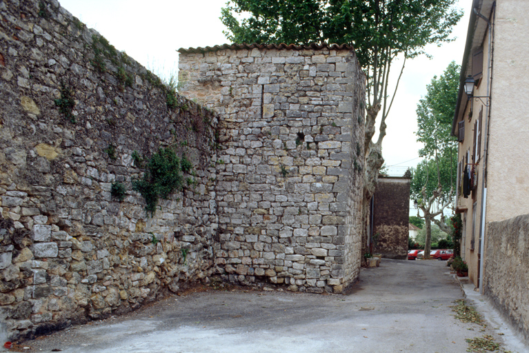 Rue des Tours - Courtine et tours (vue est-ouest).