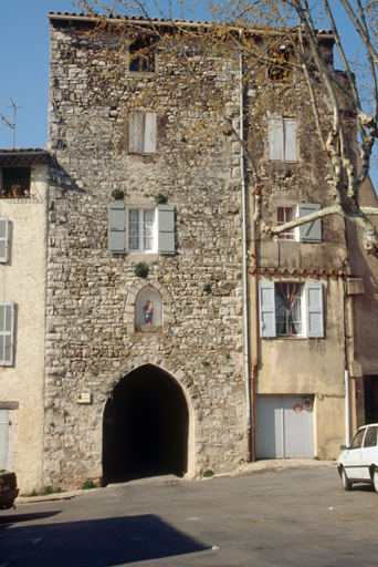 Place Neuve - rue du Ruou - Porte, dite portique Sarrazin, vue de la place Neuve.