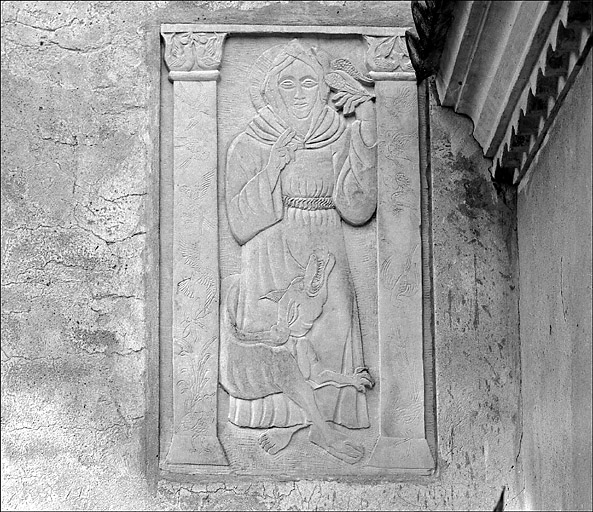 Chapelle. Dtail, bas relief reprsentant Saint Franois d'Assise situ  gauche du porche d'entre.