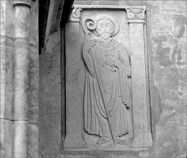Chapelle. Dtail, bas relief reprsentant Saint Pierre,  droite du porche d'entre.