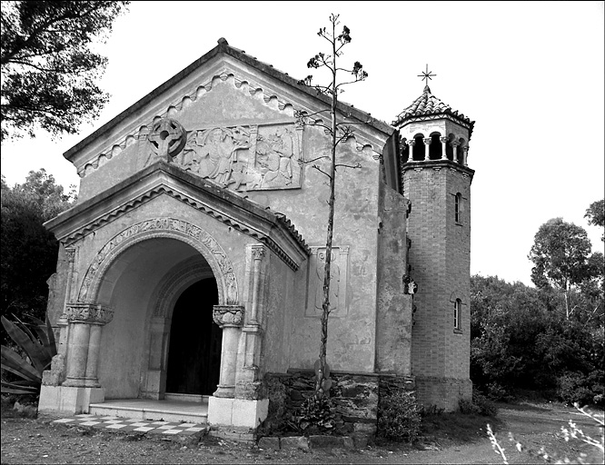 Chapelle. Vue d'ensemble de la faade antrieure avec clocher en arrire plan.