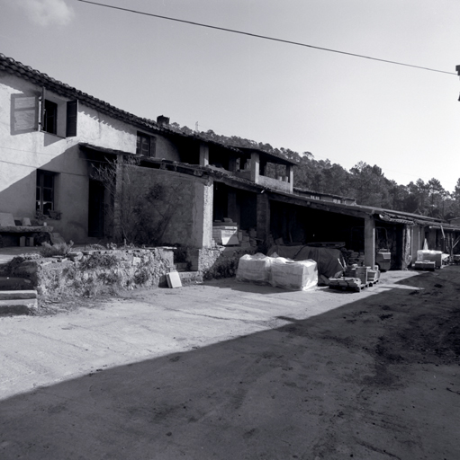 Vue extrieure de l'usine. Btiment de fabrication et four.